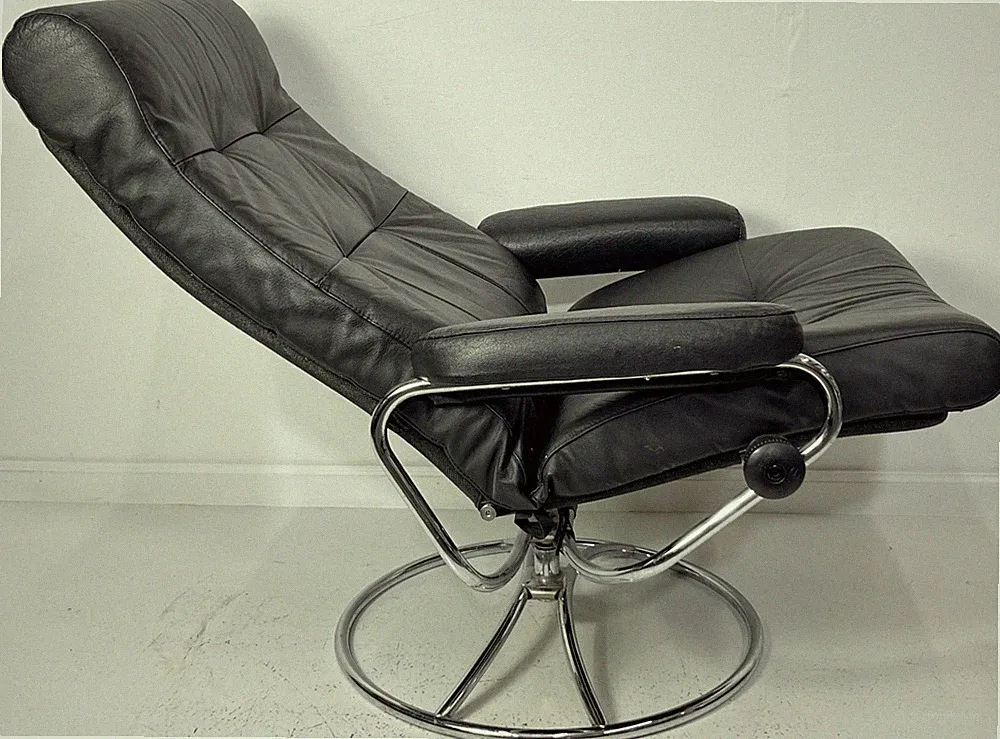 Vintage Mid Century Ekornes Stressless Recliner Chair on a Chrome Swivel Base